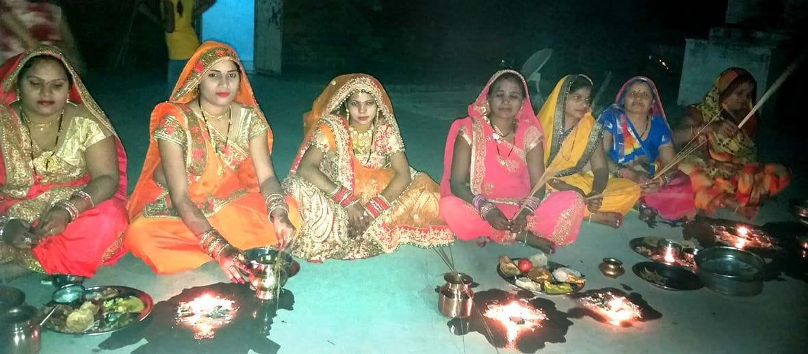 करवा चौथ की पूजा करती  महिलाएं