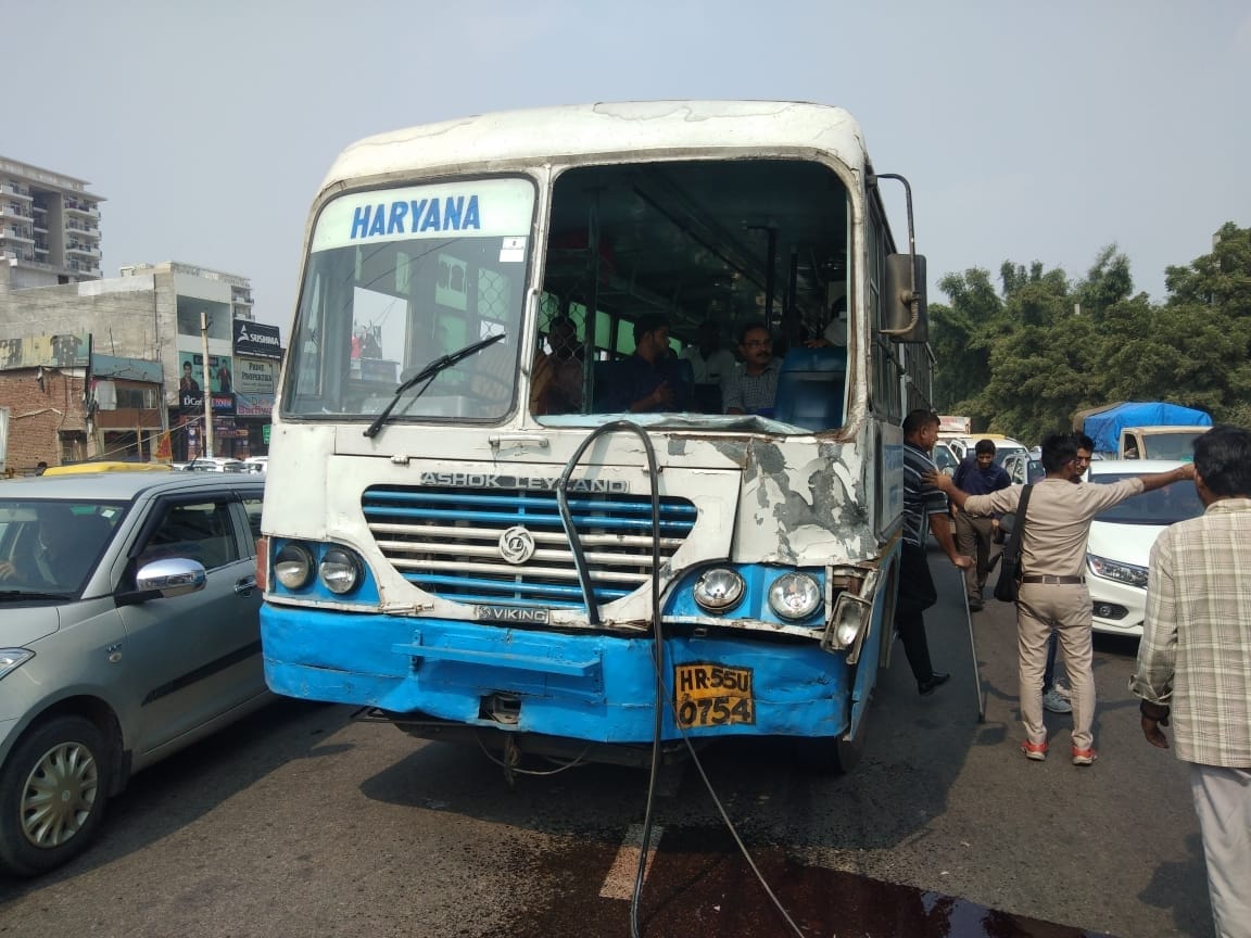 जीरकपुर के सिंघपुरा चौक के पास लाइट प्वाइंट के पास क्षतिग्रस्त हरियाणा रोडवेज की बस। जीरकपुर के सिंघपुरा चौक के पास लाइट प्वाइंट के पास क्षतिग्रस्त हरियाणा रोडवेज की बस।