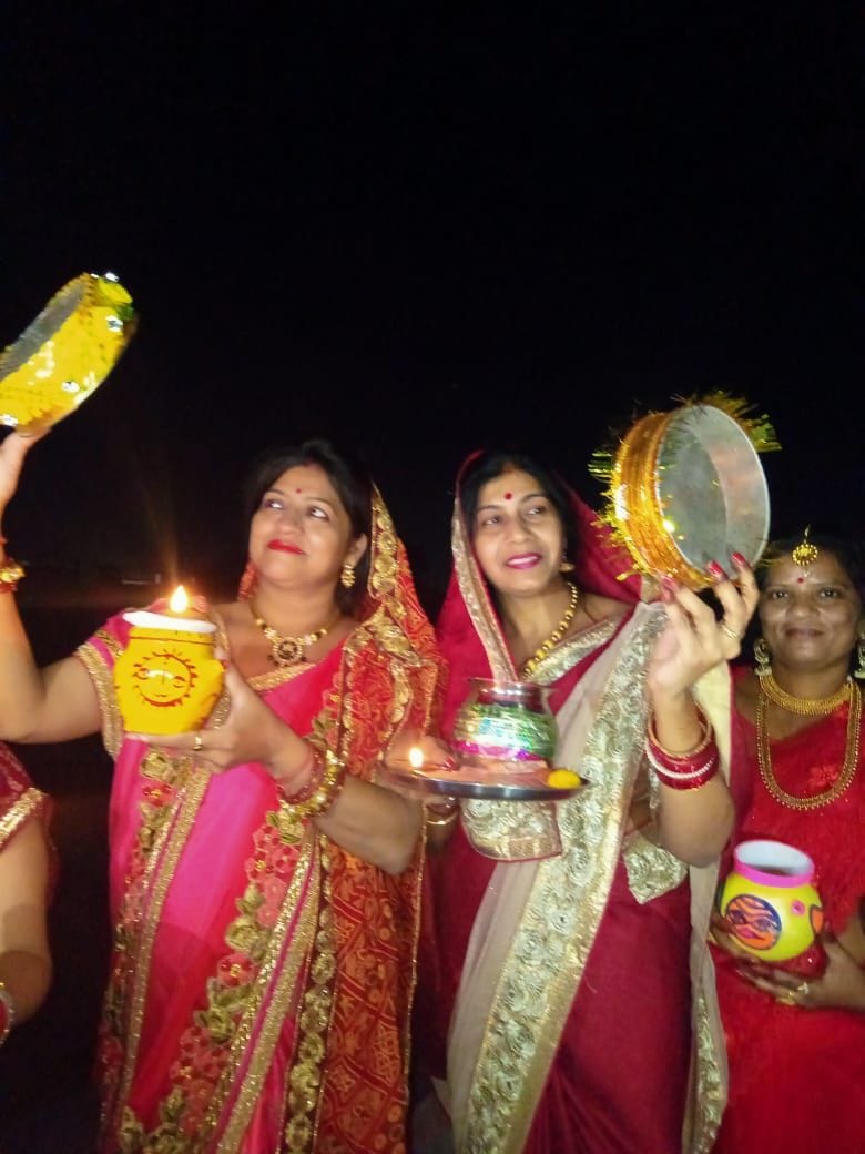 उरई में छलनी से चांद देखतीं सुहागिनें