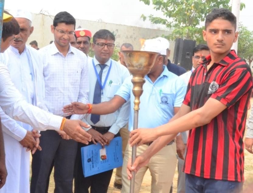 मथुरा। नौहझील के एसआरबीएस स्कूल में कबड्डी प्रतियोगिता का शुभारंभ करते एसडीएम अभिषेक गोयल व अन्