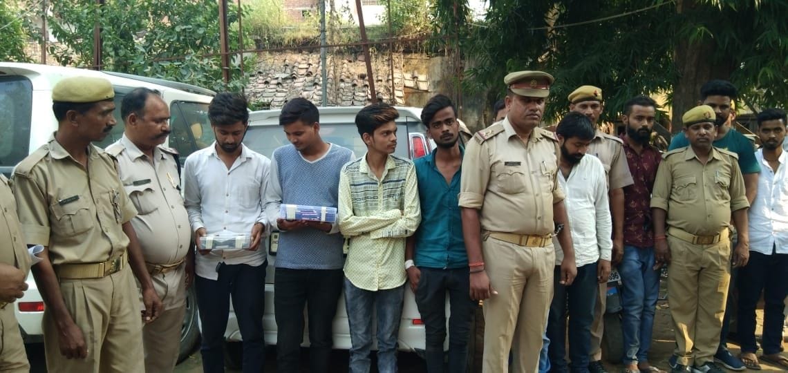 नगर कोतवाली के टक्करगंज में पुलिस के छापेमारी में धरे गये जुआ खेलते लोग। नगर कोतवाली के टक्करगंज में पुलिस के छापेमारी में धरे गये जुआ खेलते लोग।