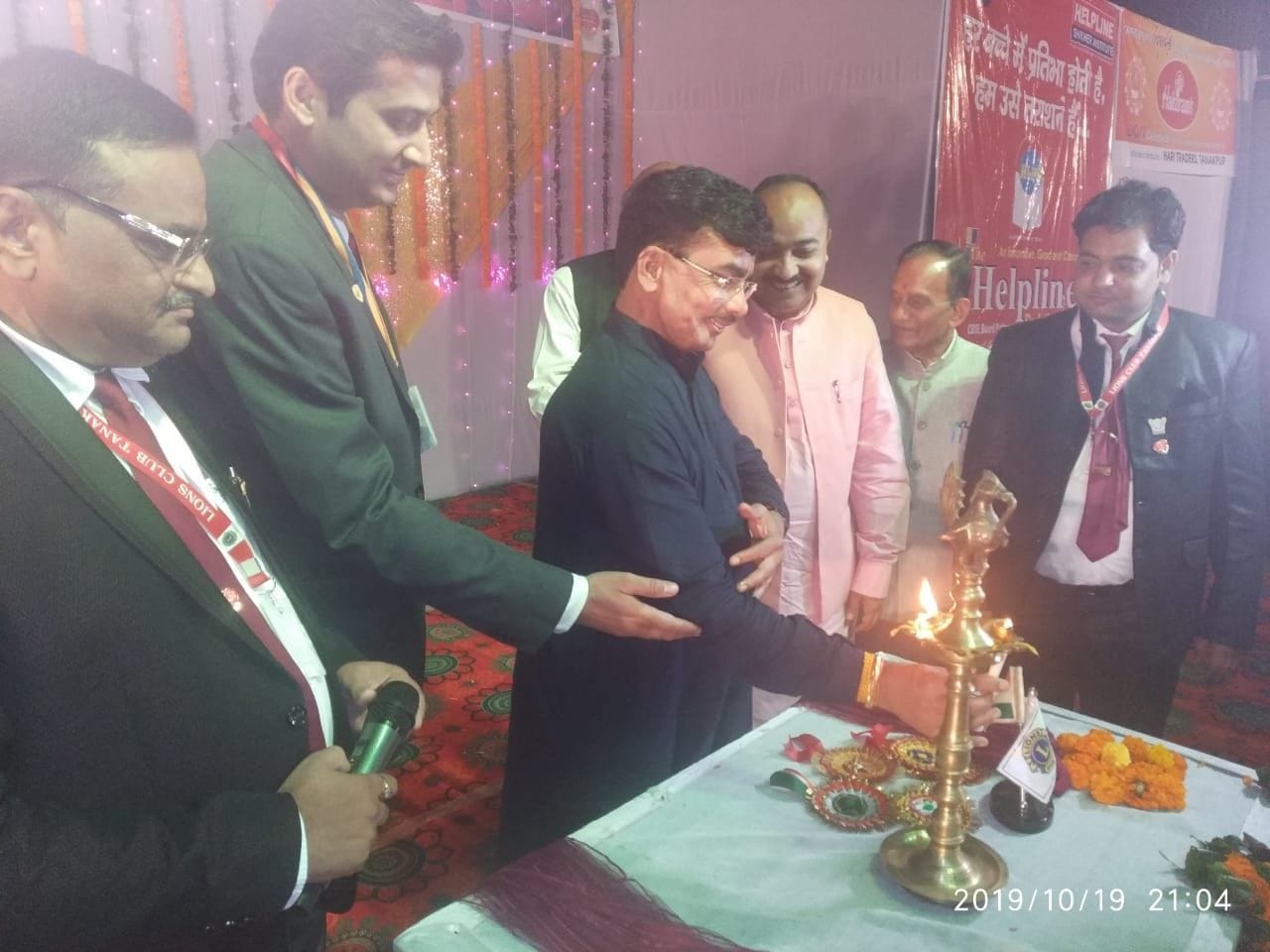 दीप प्रज्ज्वलित कर दीपावली मेले का उद्घाटन करते विधायक कैलाश गहतोड़ी। दीप प्रज्ज्वलित कर दीपावली मेले का उद्घाटन करते विधायक कैलाश गहतोड़ी।