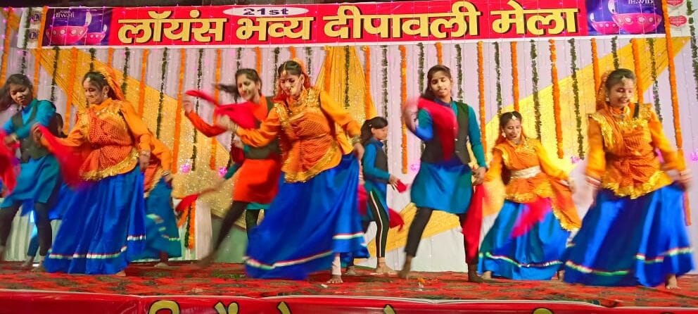 दीपावली मेले में कुमाऊंनी लोक नृत्य पेश करती कस्तुरबा गांधी विद्यालय की छात्राएं दीपावली मेले में कुमाऊंनी लोक नृत्य पेश करती कस्तुरबा गांधी विद्यालय की छात्राएं