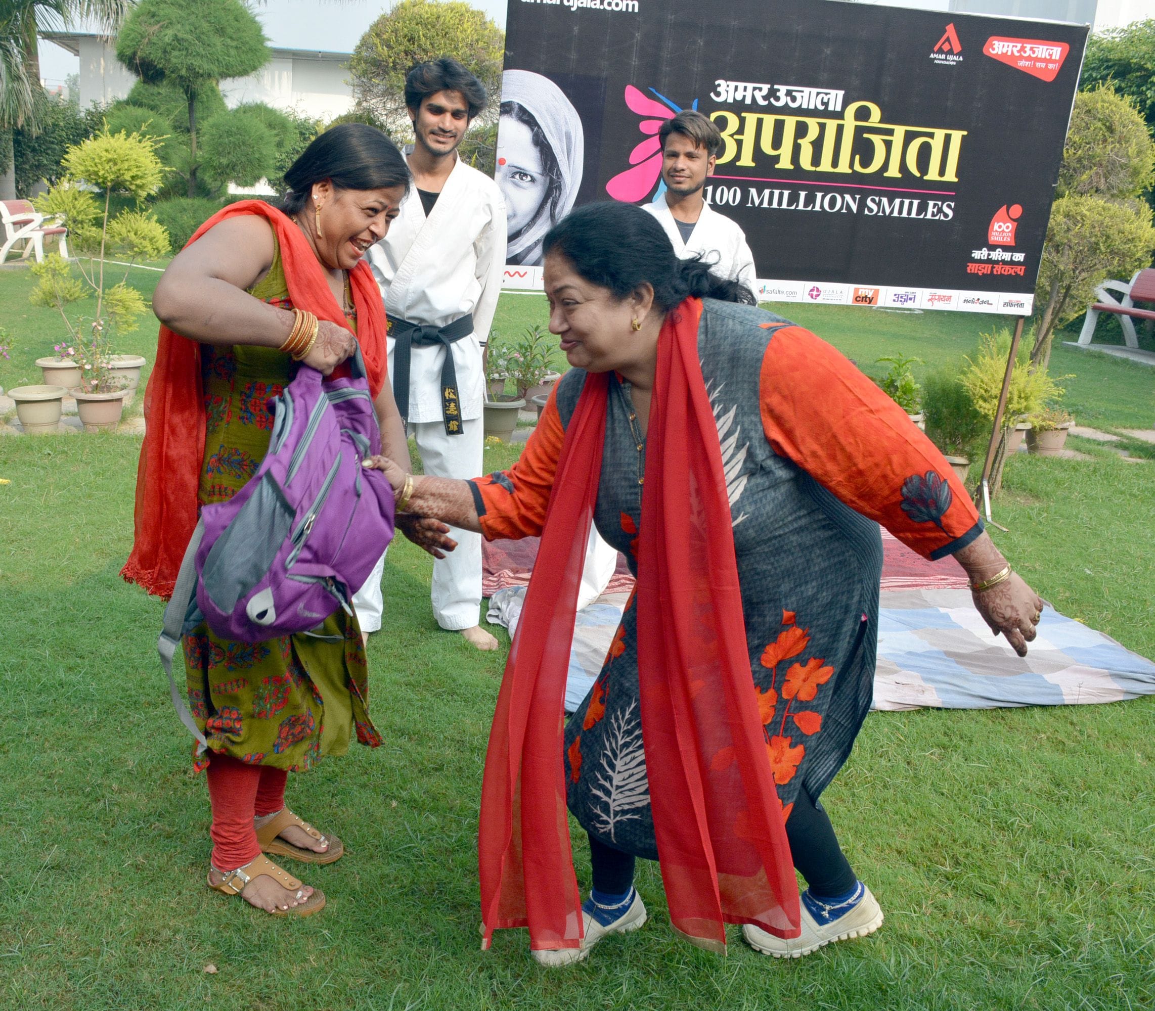 अपराजिता कार्यक्रम में बैग छीनने पर बचाव का अभ्यास करतीं महिलाएं। अपराजिता कार्यक्रम में बैग छीनने पर बचाव का अभ्यास करतीं महिलाएं।