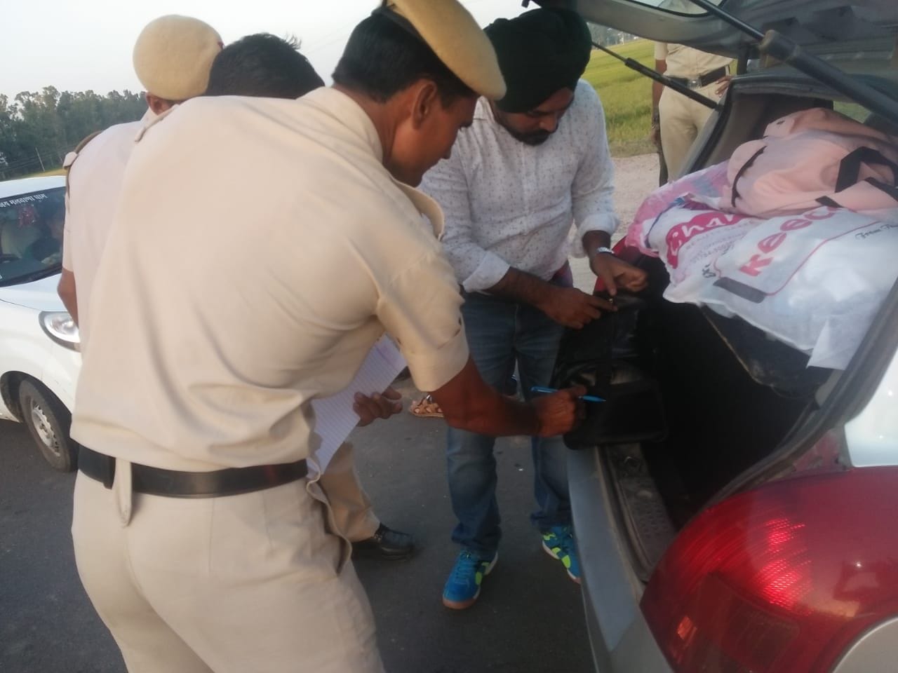 पंजाब सीमा वाहनों की जांच करते पुलिसकर्मी। पंजाब सीमा वाहनों की जांच करते पुलिसकर्मी।