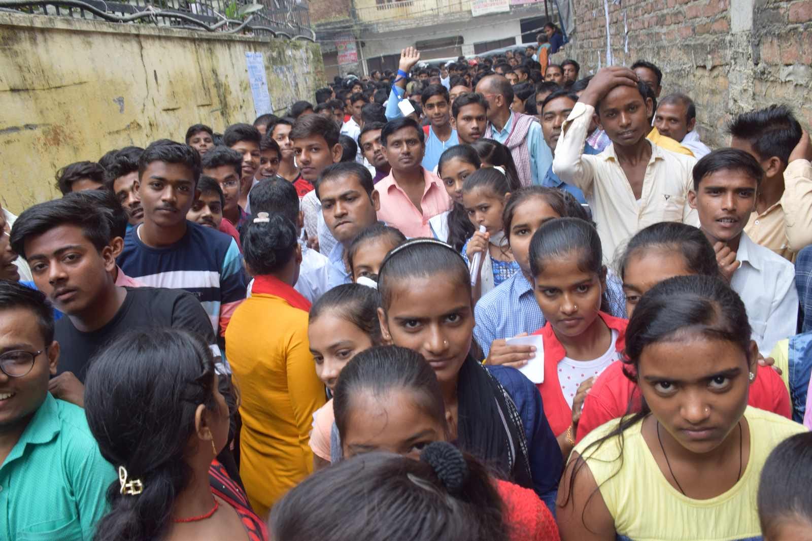 शहर के सर्वोदय पब्लिक स्कूल में आयोजित अतुल माहेश्वरी छात्रवृत्ति परीक्षा में स्कूल गेट पर लगी ?