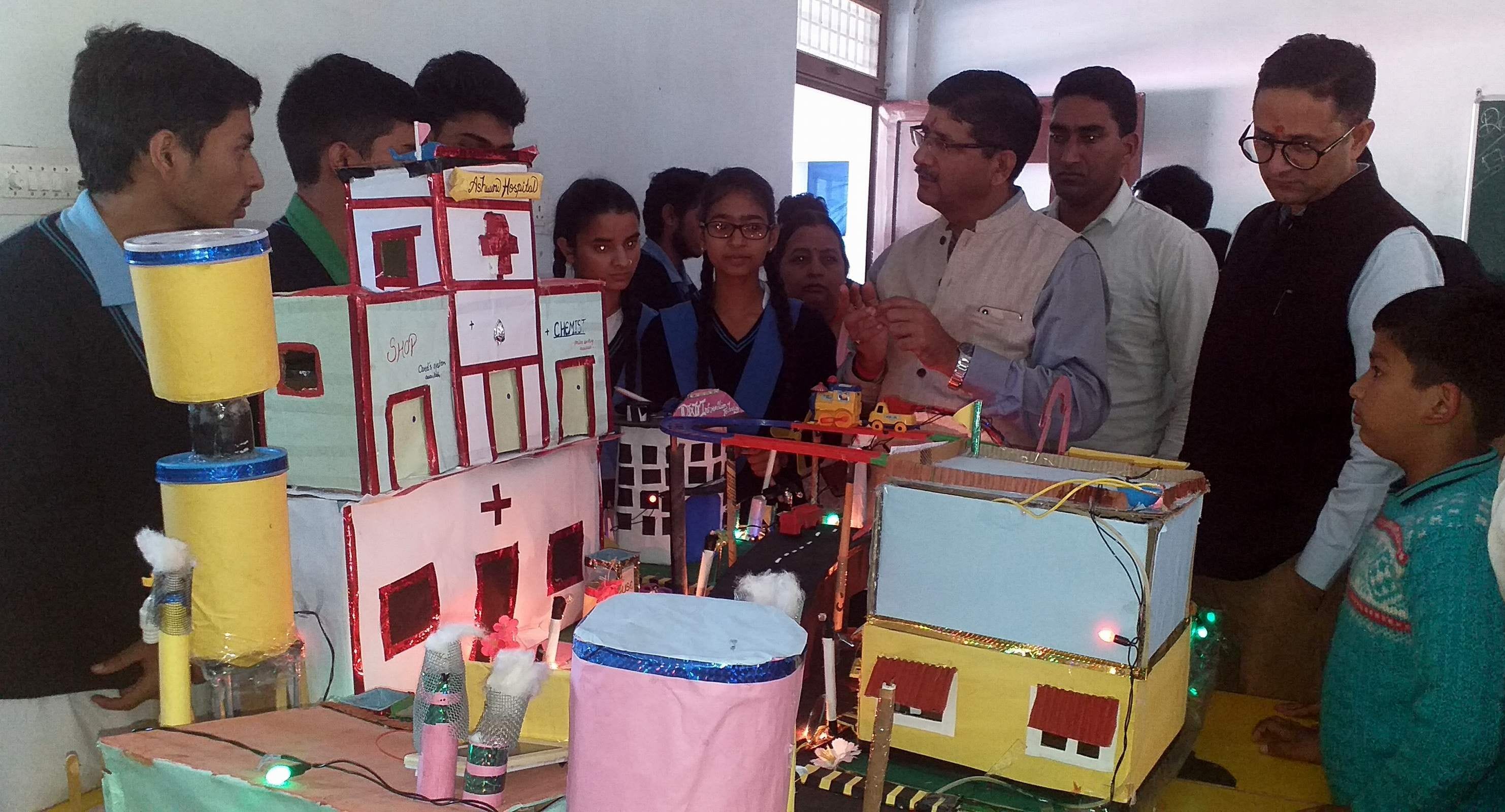 नौगांव के धन्वन्तरी पब्लिक स्कूल में आयोजित विज्ञान प्रदर्शनी में मॉडलों का निरीक्षण करते अतिथ? नौगांव के धन्वन्तरी पब्लिक स्कूल में आयोजित विज्ञान प्रदर्शनी में मॉडलों का निरीक्षण करते अतिथ?