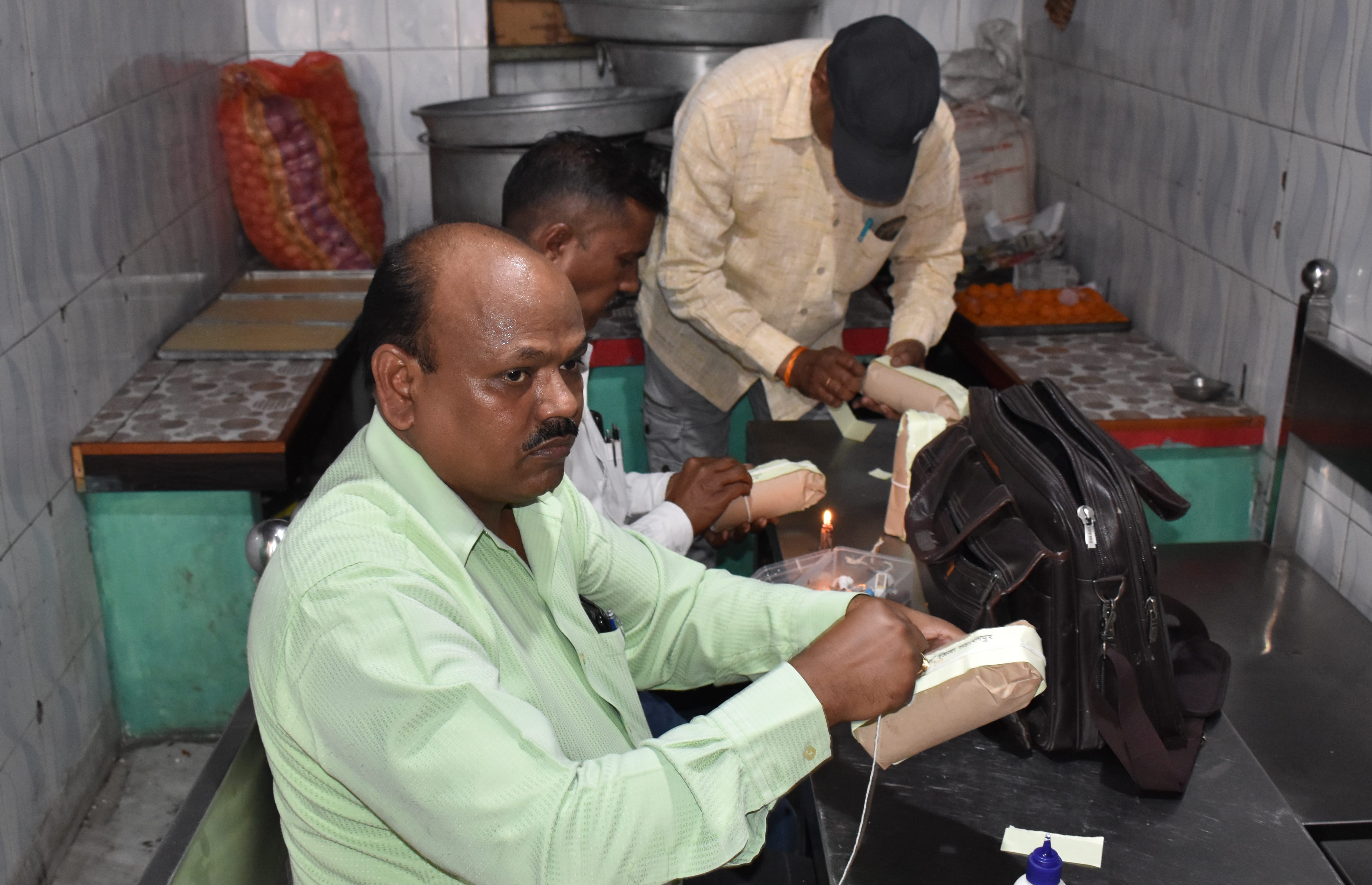 मिठाई की दुकानों पर छापामारी दौरान सैंपलिंग करती खाद्य विभाग की टीम मिठाई की दुकानों पर छापामारी दौरान सैंपलिंग करती खाद्य विभाग की टीम