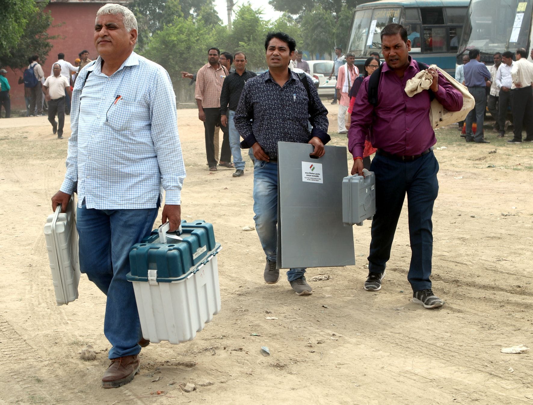 इगलास उपचुनाव के लिए धनीपुर मंडी से पोलिंग बूथ के लिए रवाना होती पोलिंग पार्टी।