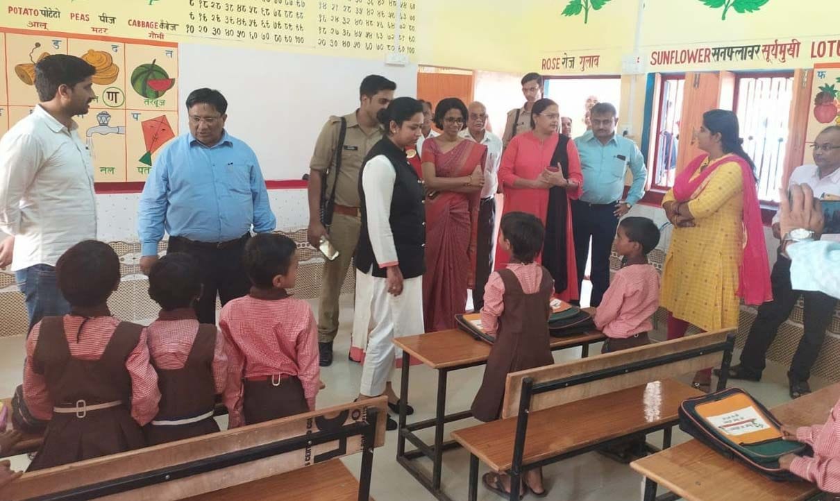 लक्ष्मणपुर विकास खंड के प्राथमिक विद्यालय कटैया में पूछताछ करते टीम के अधिकारी। लक्ष्मणपुर विकास खंड के प्राथमिक विद्यालय कटैया में पूछताछ करते टीम के अधिकारी।