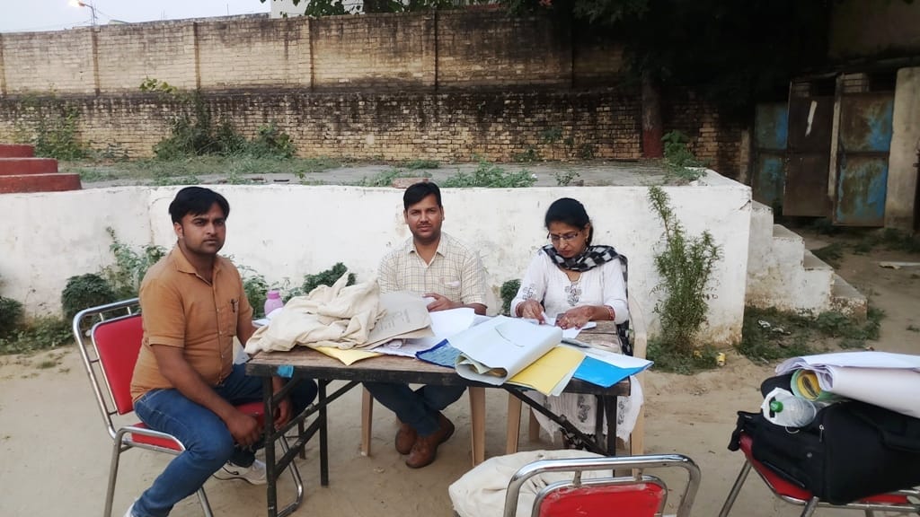 गंगोह के हिरोज स्कूल में मतदेय स्थल में सफाई न होने से प्रांगण में ही कागजात तैयार करते मतदानकर्म गंगोह के हिरोज स्कूल में मतदेय स्थल में सफाई न होने से प्रांगण में ही कागजात तैयार करते मतदानकर्म