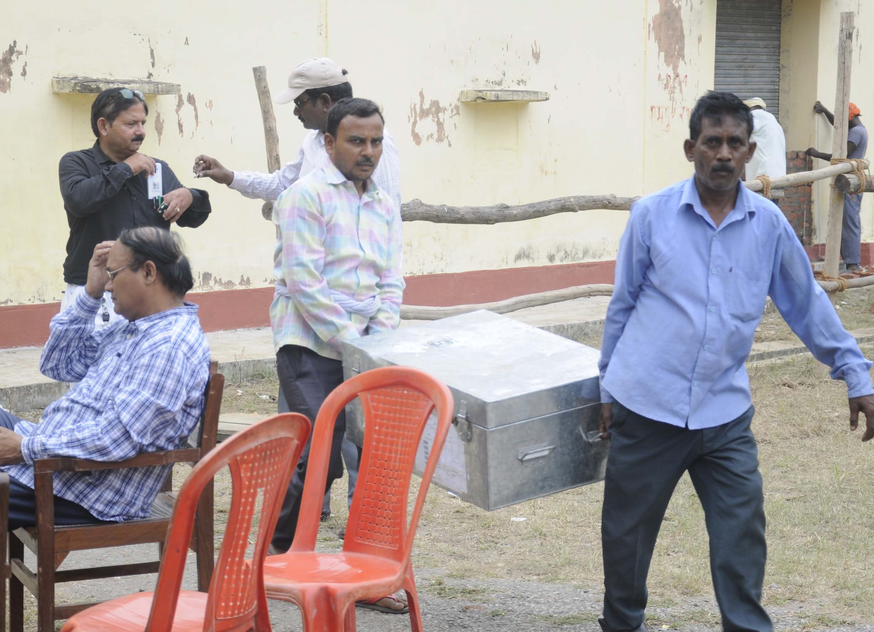 महुली मंडी में पोलिंग पार्टी के रवानगी के लिए स्टेशनरी एकत्र करते कर्मचारी।