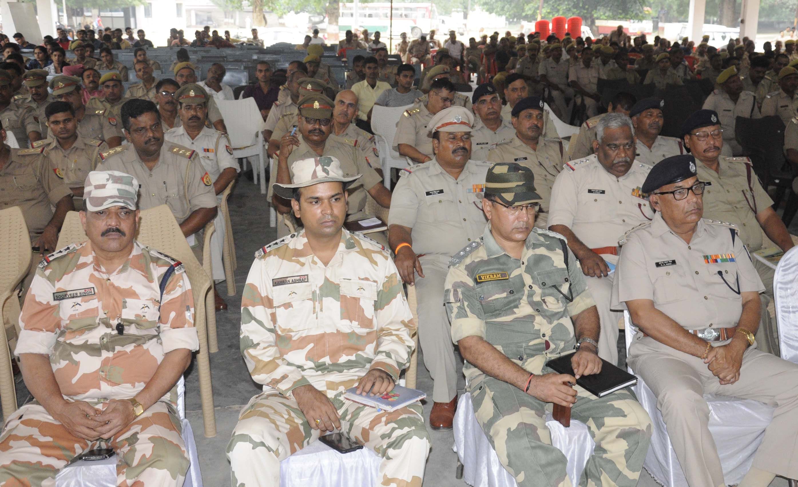 पुलिस लाइन में सफल चुनाव कराने को आयोजित बैठक में जुटे पुलिस व अर्द्ध सैनिक बल के अधिकारी। पुलिस लाइन में सफल चुनाव कराने को आयोजित बैठक में जुटे पुलिस व अर्द्ध सैनिक बल के अधिकारी।