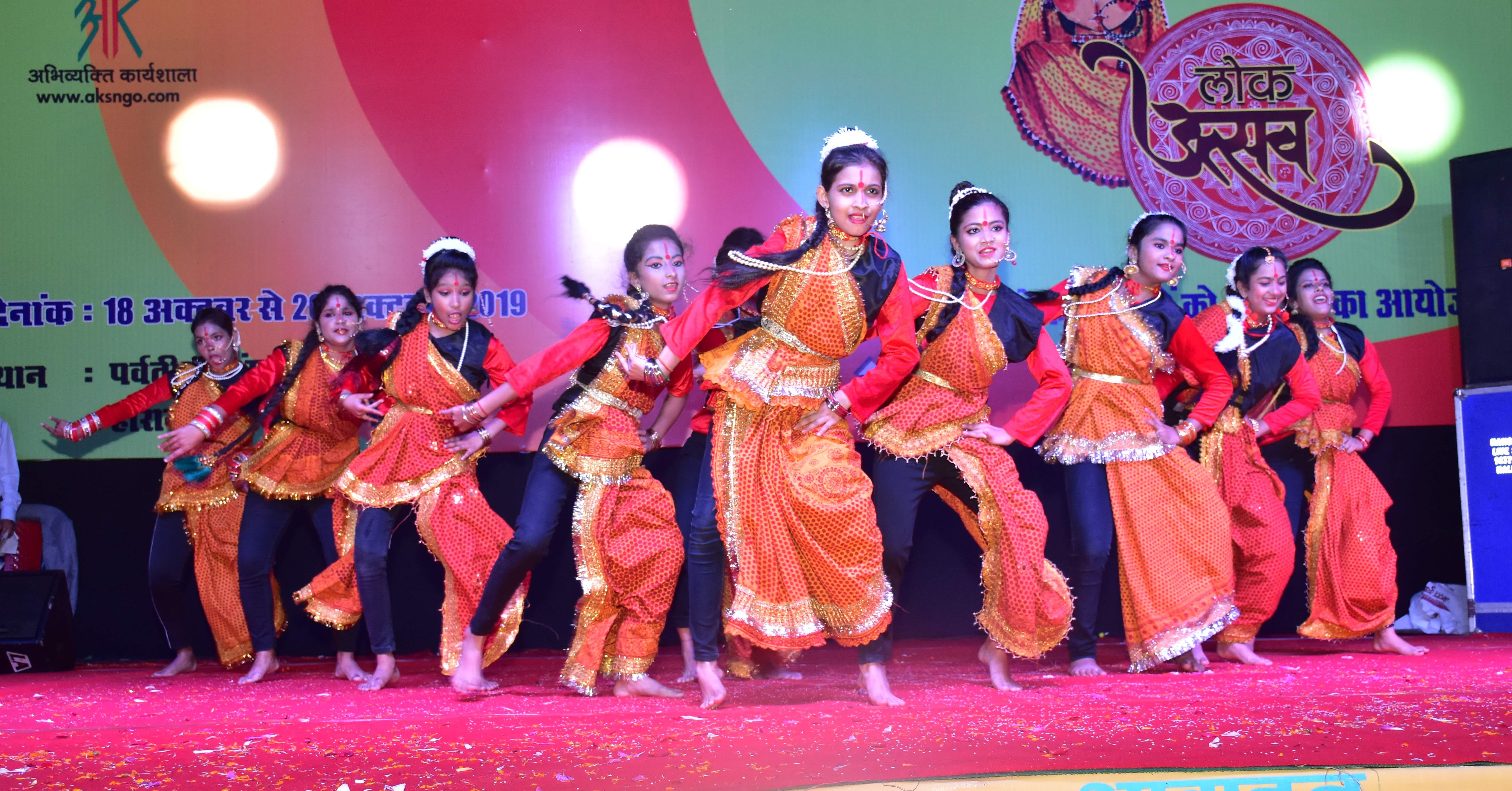 हल्द्वानी पर्वतीय सांस्कृतिक उत्थान मंच में आयोजित लोक उत्सव आह्वान 2019 में कुमाऊंनी लोकनृत्य 