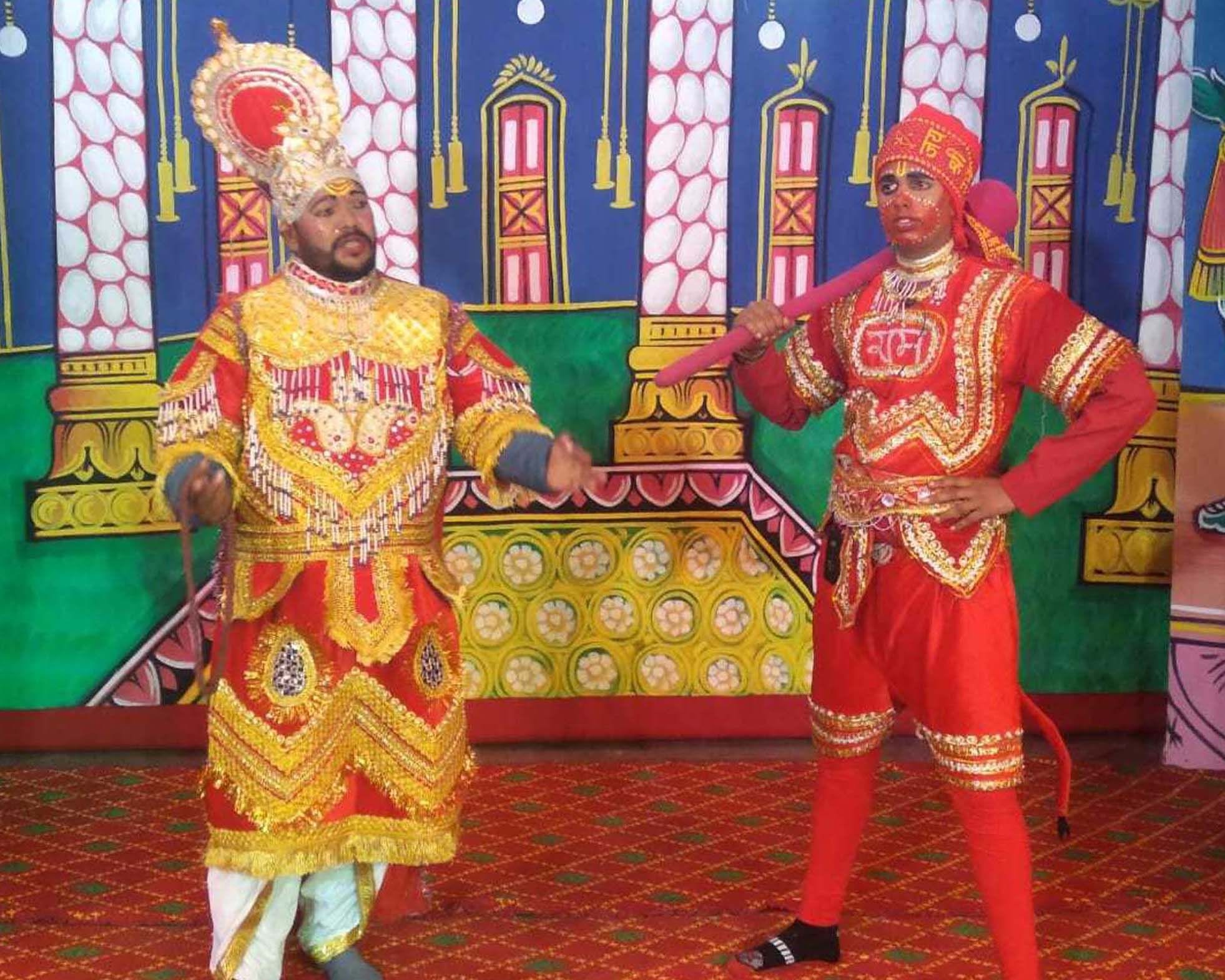 पाटी की रामलीला में विभीषण से मंत्रणा करता हनुमान। पाटी की रामलीला में विभीषण से मंत्रणा करता हनुमान।