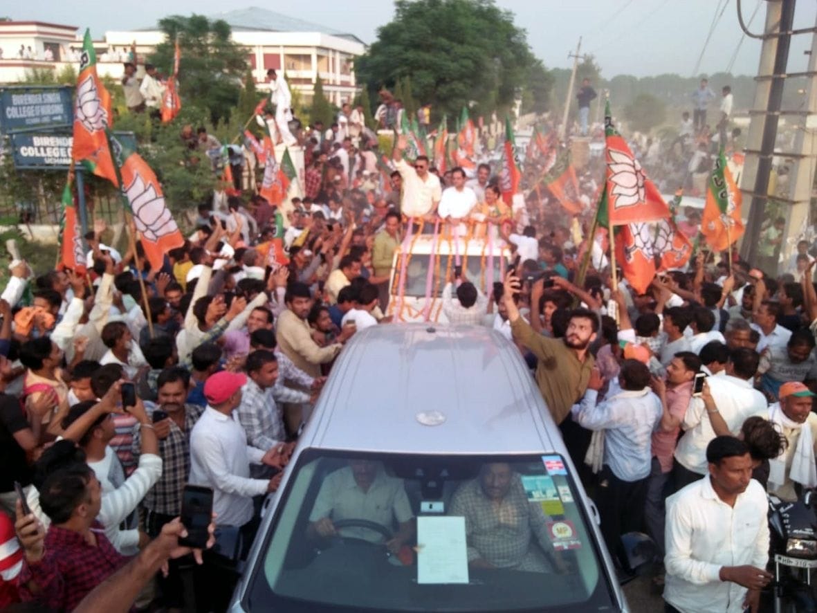 उचाना में भाजपा उम्मीदार प्रेमलता के प्रचार के दौरान रोड शो करते फिल्म अभिनेता व सांसद सनी देओल।