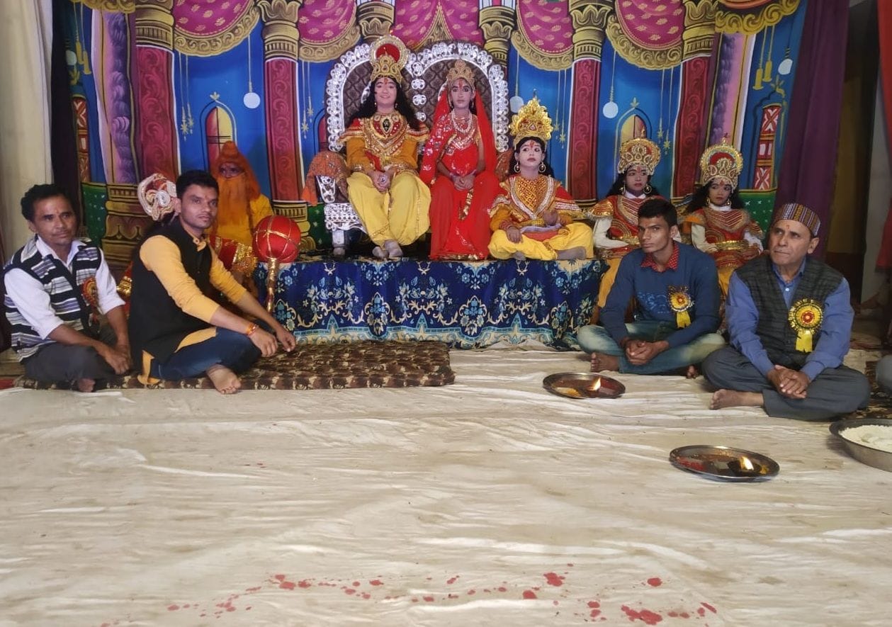 टनकपुर में ज्ञानखेड़ा की प्रसिद्व कुमाऊंनी रामलीला में राजतिलक का दृष्य व आरती कर प्रभु राम की आ? टनकपुर में ज्ञानखेड़ा की प्रसिद्व कुमाऊंनी रामलीला में राजतिलक का दृष्य व आरती कर प्रभु राम की आ?