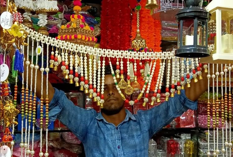 Shopping For Deepawali In Lucknow - लखनऊः दीपावली के लिए सज गए बाजार, यूज  एंड सेव रंगोली समेत ये चीजें हैं खास - Amar Ujala Hindi News Live