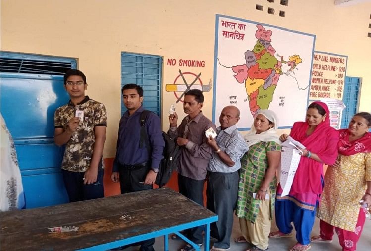 बिहार चुनाव: तीसरे और आखिरी चरण में छिटपुट हिंसा के बीच 57.58 फीसदी मतदान वोट डालने के लिए लाइन में लगे मतदाता