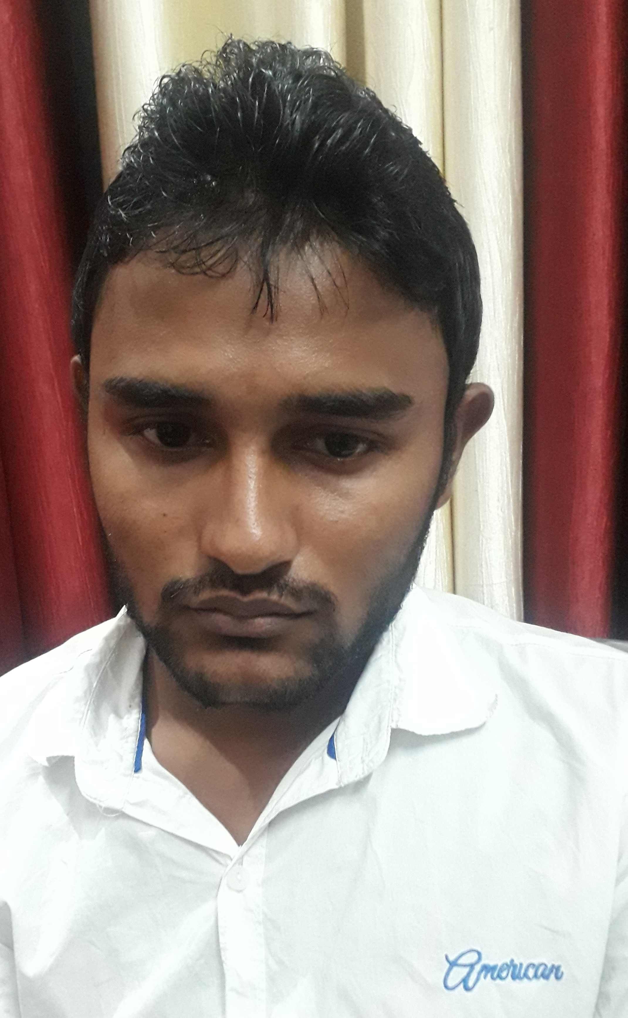 अजमतगढ के नरहन जांच करते पकड़े गये फर्जी अधिकारी। अजमतगढ के नरहन जांच करते पकड़े गये फर्जी अधिकारी।