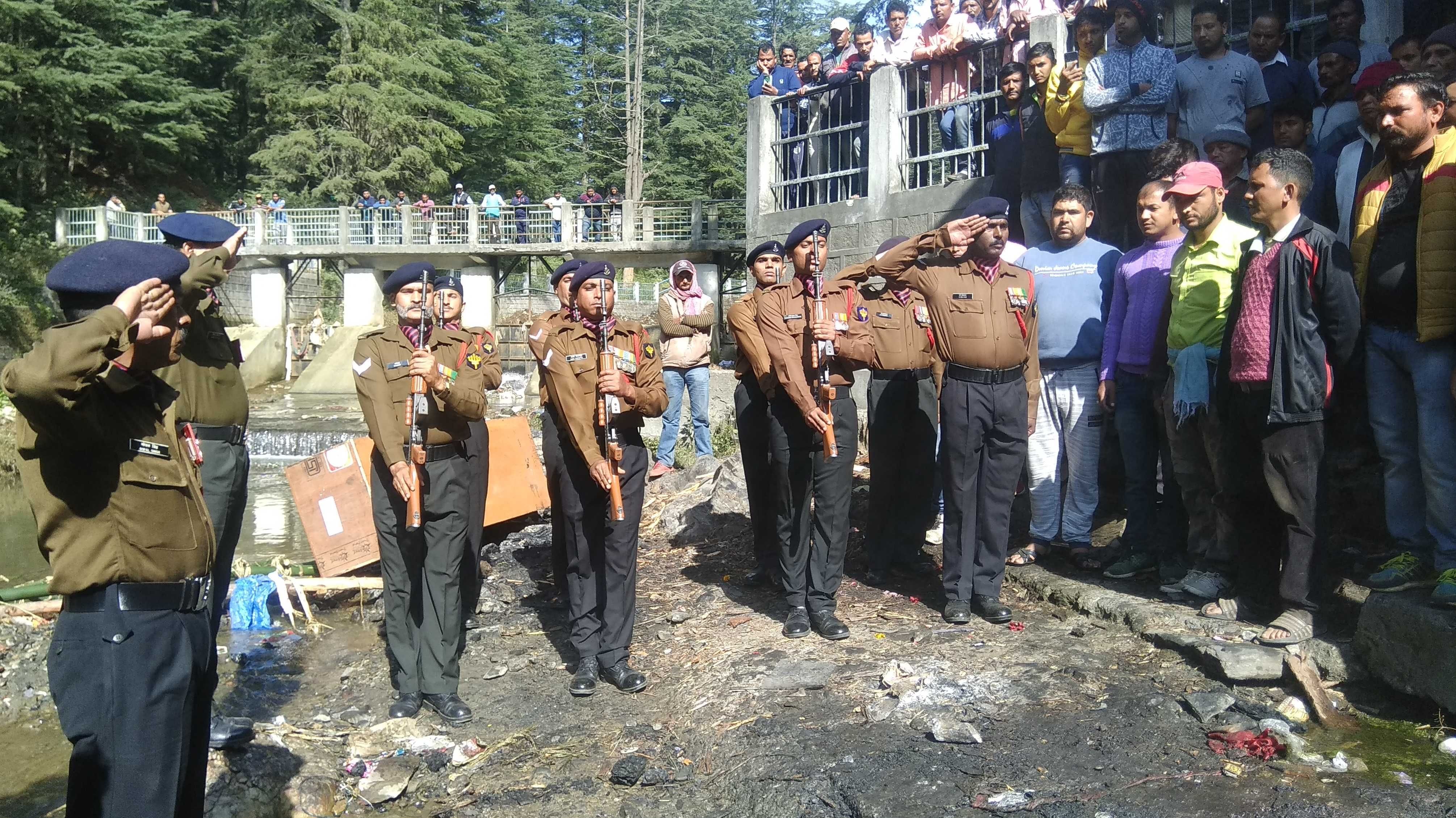 जवान हेमंत को अंतिम सलामी देती सेना की टुकड़ी। जवान हेमंत को अंतिम सलामी देती सेना की टुकड़ी।