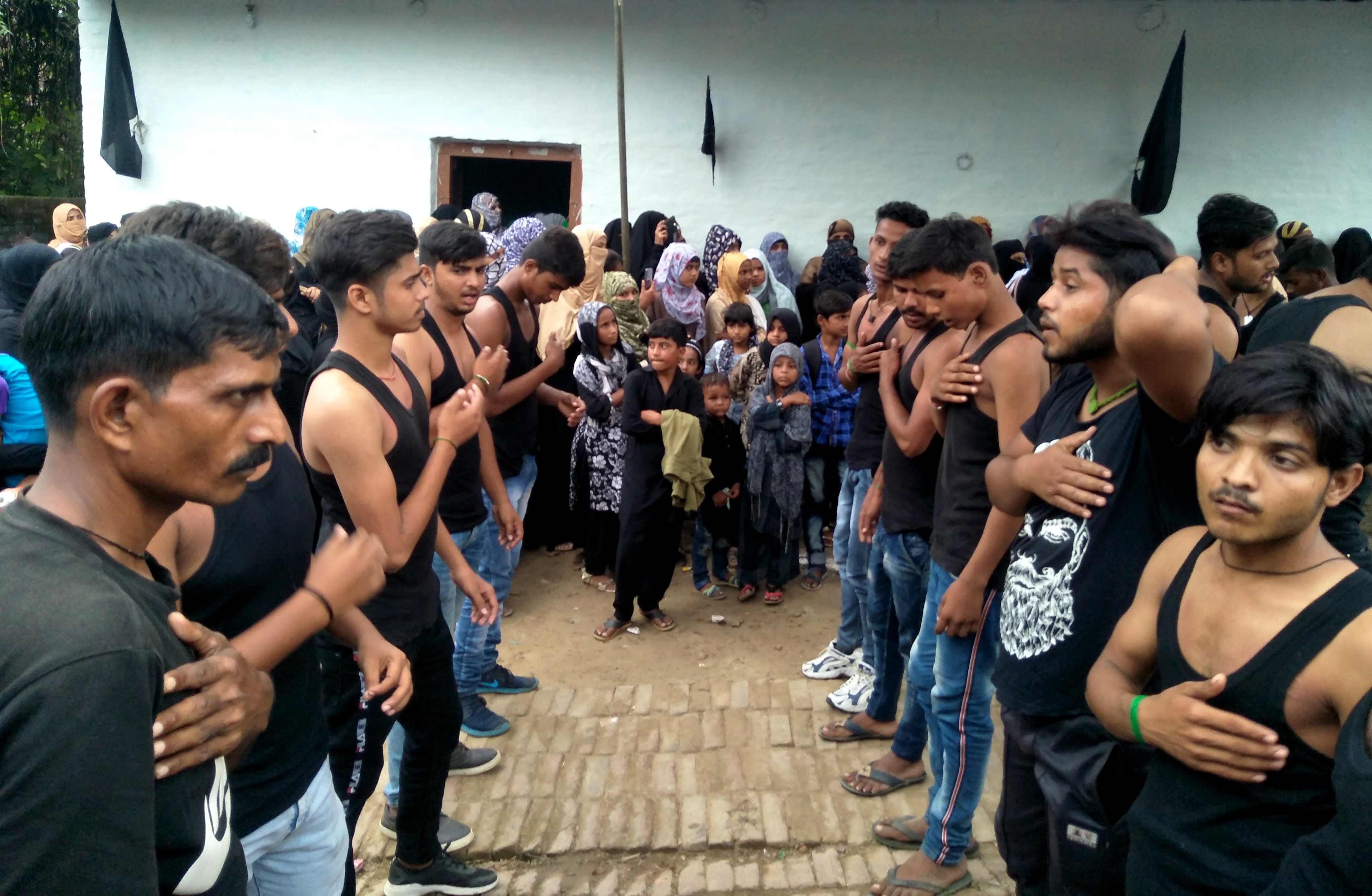 अम्बारी में चेहल्लुम के जुलूस के सीनाजनी करते शिया समुदाय के लोग। अम्बारी में चेहल्लुम के जुलूस के सीनाजनी करते शिया समुदाय के लोग।