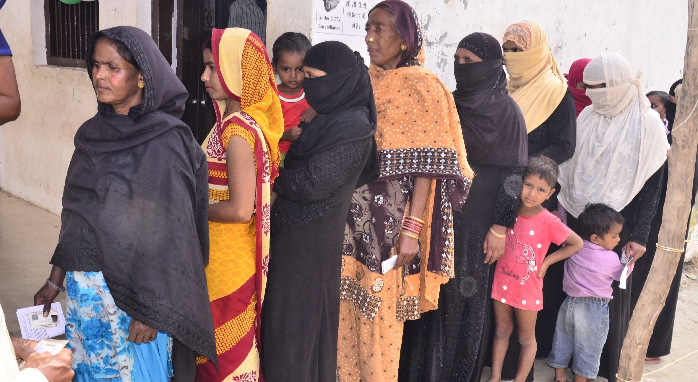 बलहा विधानसभा उपचुनाव में सोमवार को पोलिंग बूथ पर मतदान करने के लिए बच्चों को लेकर लाइन में खड़ी ?