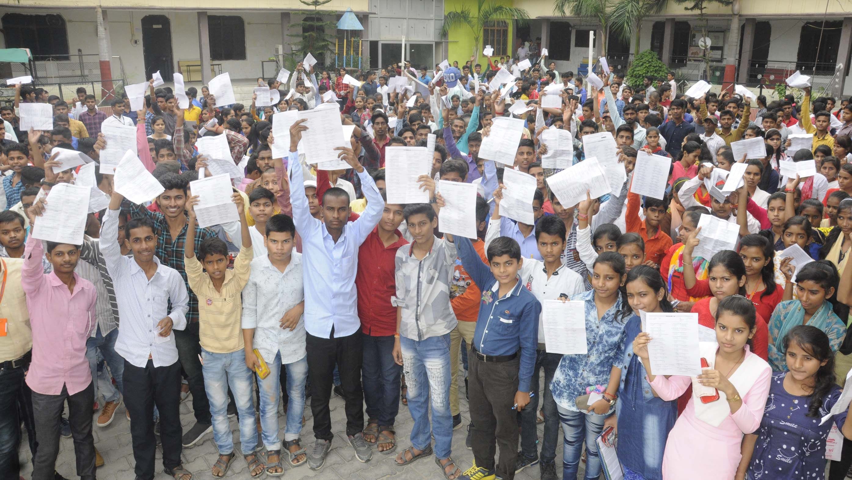 प्रभात एकेडमी में आयोजित अतुल महेश्वरी छात्रवृत्ति परीक्षा देते परीक्षा देकर बाहर निकले उत्सा?