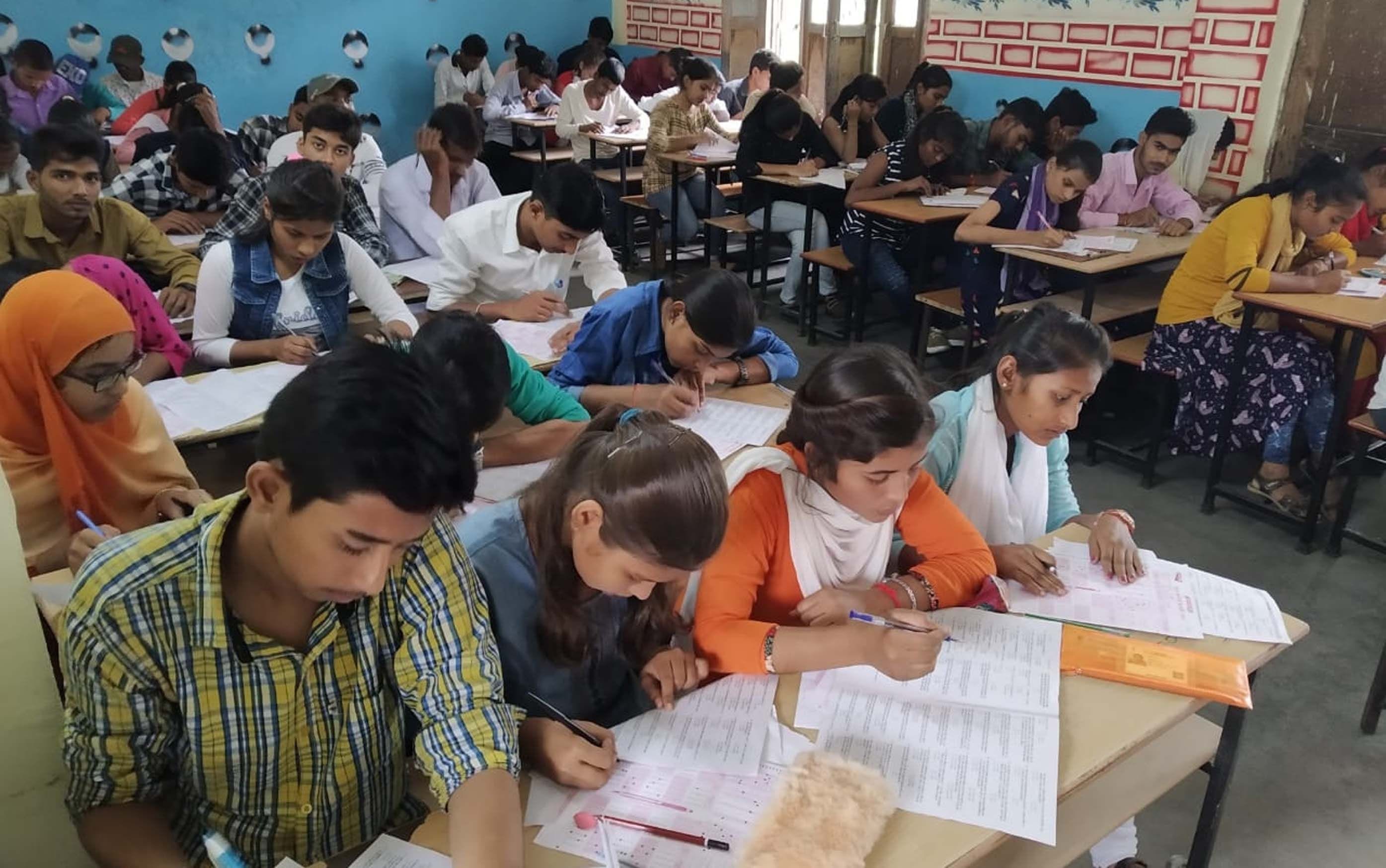 प्रभात एकेडमी में आयोजित अतुल महेश्वरी छात्रवृत्ति परीक्षा देते परीक्षार्थी।