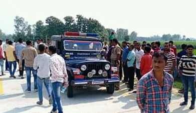 जहानागंज चक्रपानपुर के मगंई नदी के पास शव मिलने की खबर के बाद मौके पर पहुंची पुलिस। जहानागंज चक्रपानपुर के मगंई नदी के पास शव मिलने की खबर के बाद मौके पर पहुंची पुलिस।