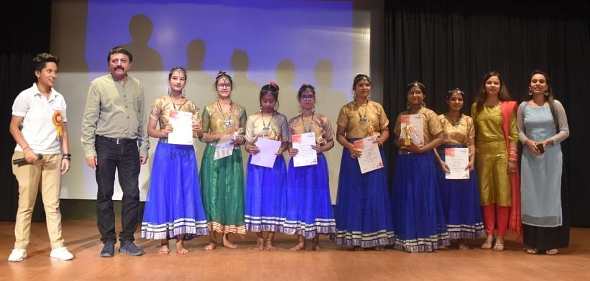 छुटमलपुर के क्वांटम में अभिव्यक्ति के समापन पर प्रमाण पत्र के साथ प्रतिभागी छुटमलपुर के क्वांटम में अभिव्यक्ति के समापन पर प्रमाण पत्र के साथ प्रतिभागी