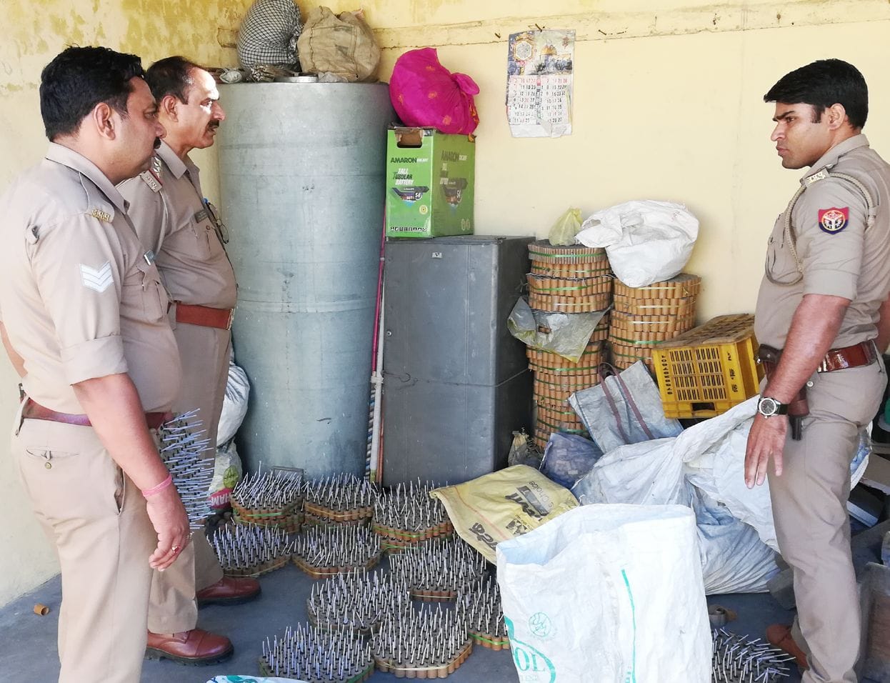 मवाना के गांव सठला में पुलिस द्वारा बरामद पटाखों को जब्त करते हुए। मवाना के गांव सठला में पुलिस द्वारा बरामद पटाखों को जब्त करते हुए।