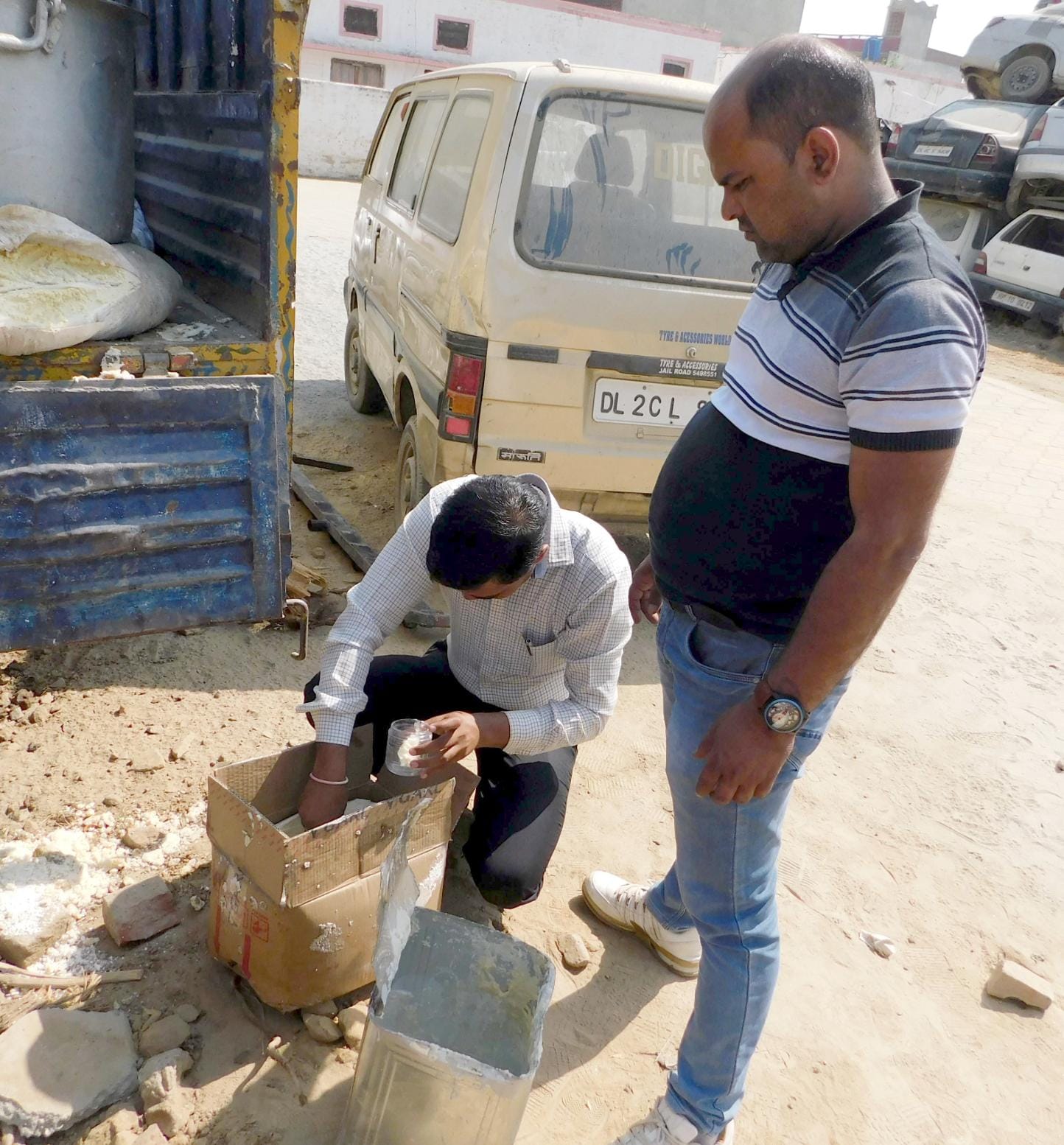 शामली: कैराना के गांव भूरा में मावे की भटी से पकडे गये सिंथेटिक मावे का सैम्पल लेते खाद्य विभाग के 