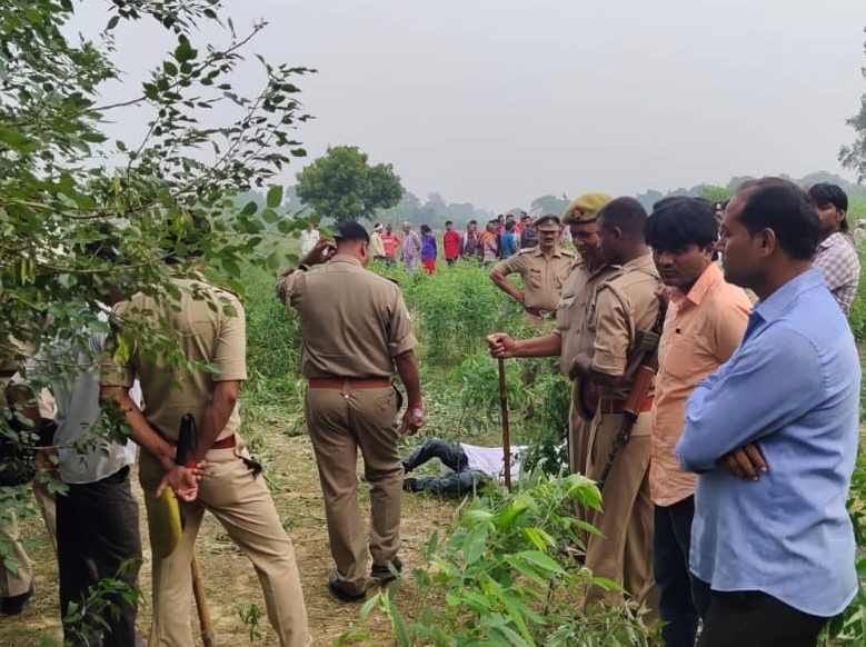 जीयनपुर कोतवाली क्षेत्र के शाहपुर नेवादा गांव के खेत में शव मिलने पर मौके पर पहुंची पुलिस। जीयनपुर कोतवाली क्षेत्र के शाहपुर नेवादा गांव के खेत में शव मिलने पर मौके पर पहुंची पुलिस।