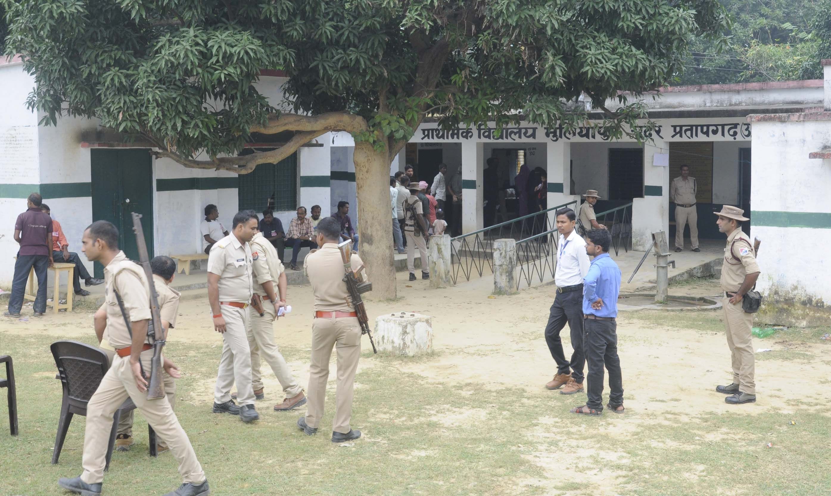 भुलियापुर स्थित मतदान केन्द्र पर रहा सन्नाटा। भुलियापुर स्थित मतदान केन्द्र पर रहा सन्नाटा।