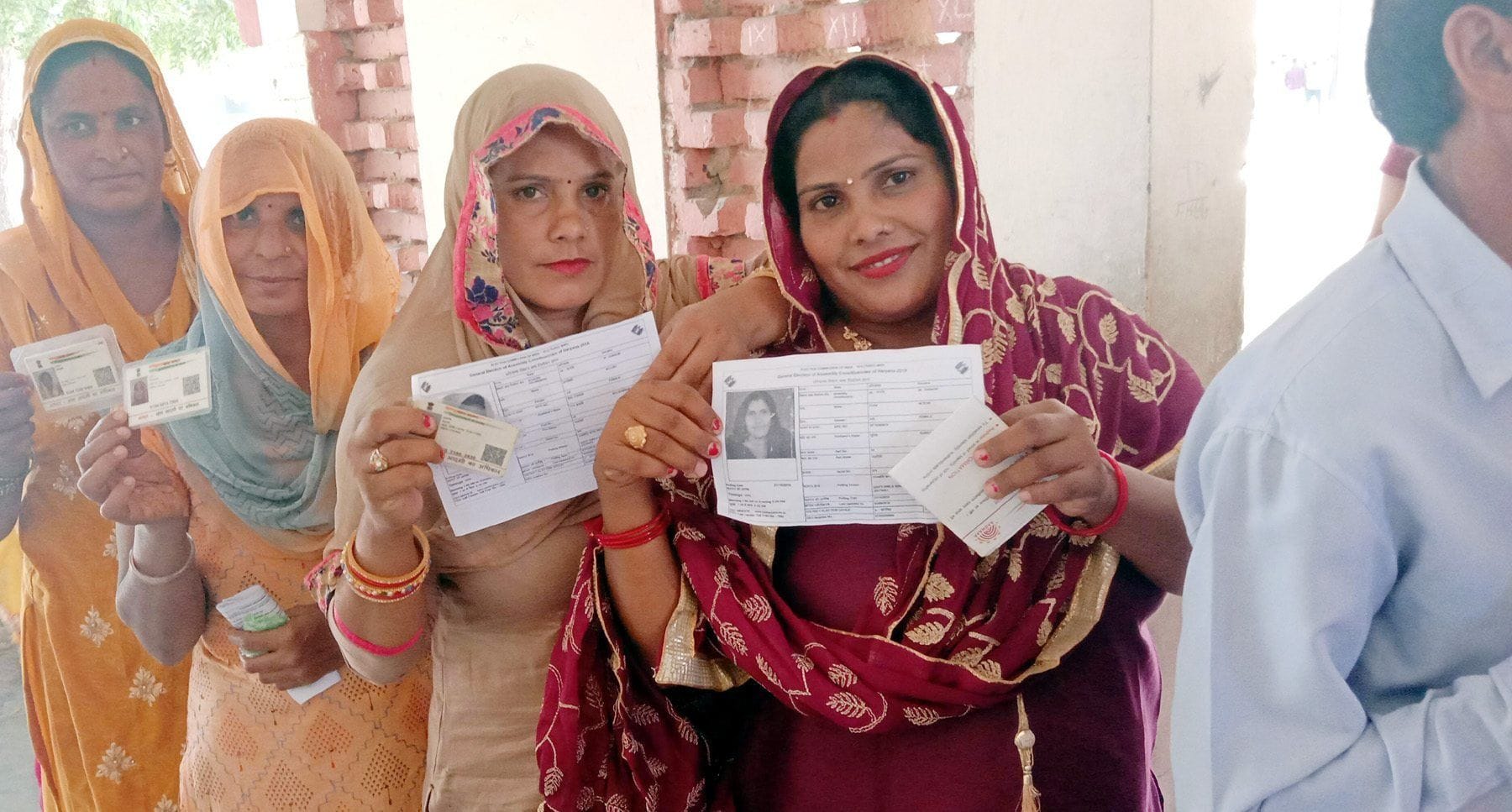 गन्नौर में मतदान के लिए कतार में लगी महिलाएं। गन्नौर में मतदान के लिए कतार में लगी महिलाएं।