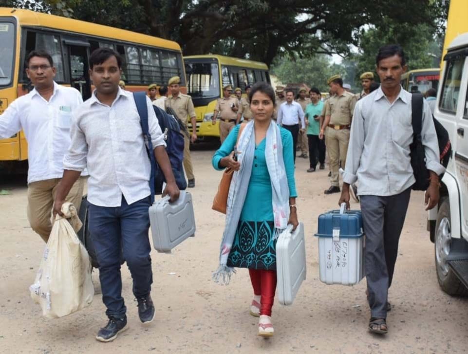 सदर विधानसभा उप चुनाव को महुली मंडी से बूथ के लिए रवाना होते मतदानकर्मी। सदर विधानसभा उप चुनाव को महुली मंडी से बूथ के लिए रवाना होते मतदानकर्मी।