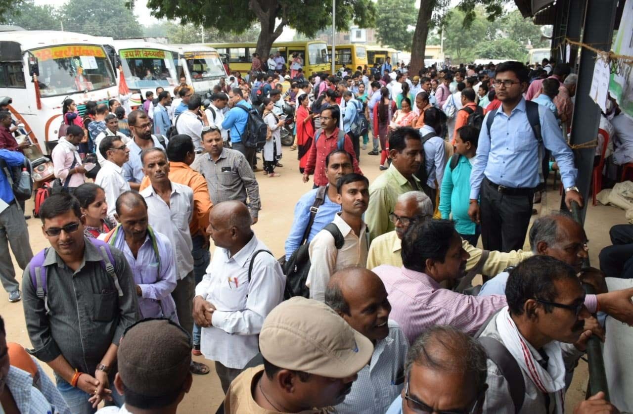 सदर विधानसभा उप चुनाव को पोलिंग पार्टियों की रवानगी के दौरान महुली मंडी में लगी भीड़। सदर विधानसभा उप चुनाव को पोलिंग पार्टियों की रवानगी के दौरान महुली मंडी में लगी भीड़।