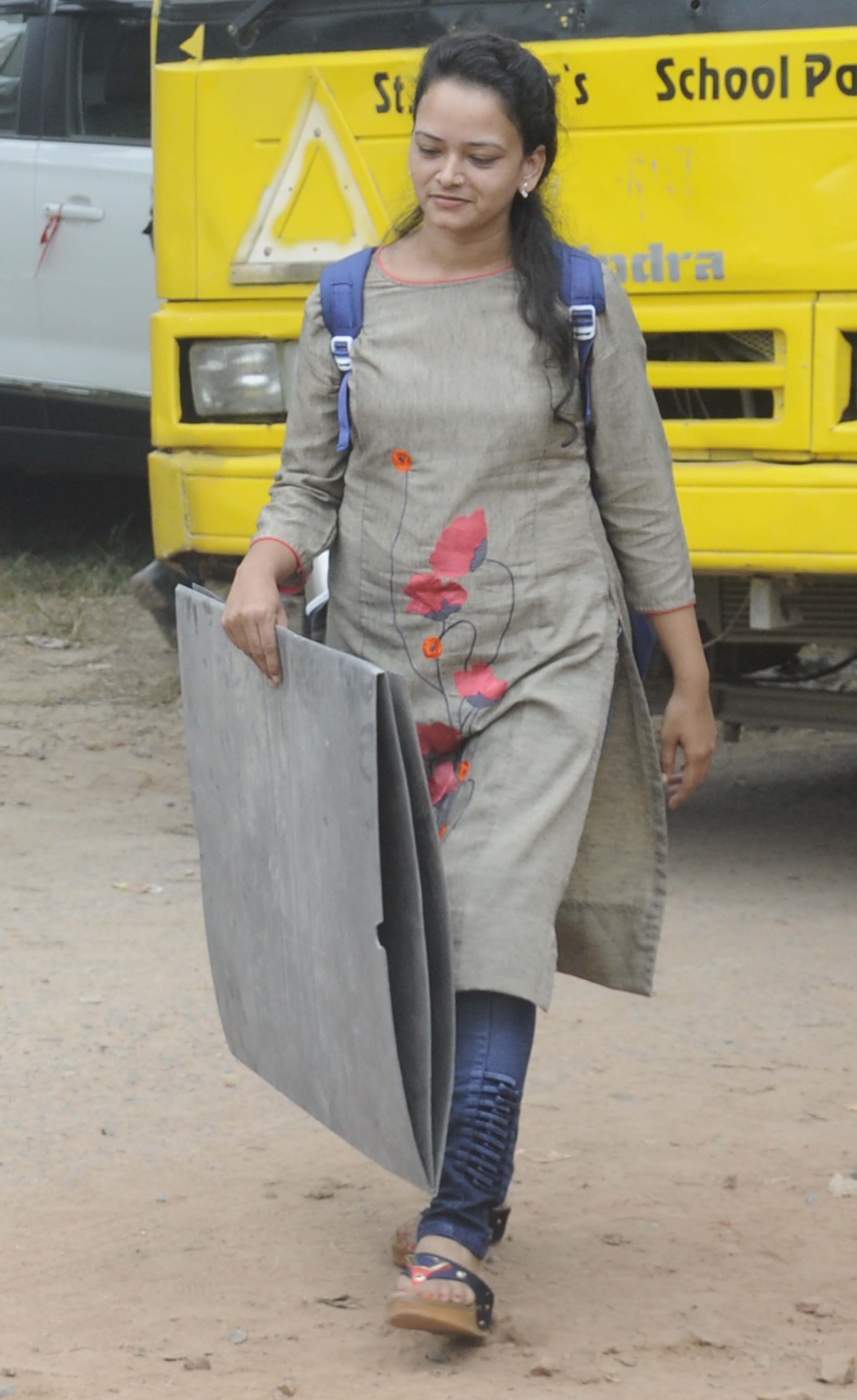 सदर विधानसभा उप चुनाव को मतदान सामग्री लेकर रवाना होती महिला मतदान कर्मी। सदर विधानसभा उप चुनाव को मतदान सामग्री लेकर रवाना होती महिला मतदान कर्मी।