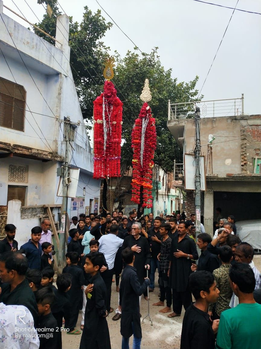 उरई में शिया समुदाय के लोग चेहल्लुम पर अलम जुलूस निकालते उरई में शिया समुदाय के लोग चेहल्लुम पर अलम जुलूस निकालते
