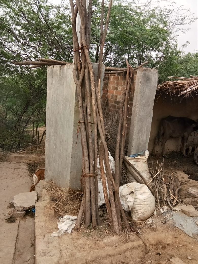 सरावन में अधूरा पड़ा शौचालय सरावन में अधूरा पड़ा शौचालय