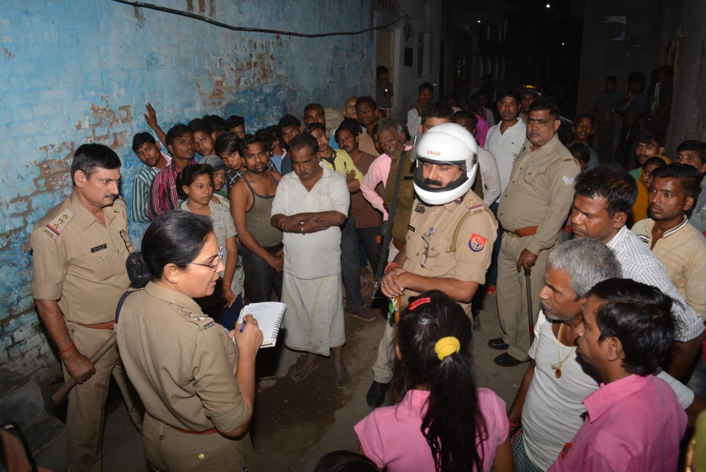 मायापुरी में पथराव और फायरिंग की घटना के बाद मौके पर पहुंची सीओ सिटी इंदु प्रभा लोगों से पूछताछ क? मायापुरी में पथराव और फायरिंग की घटना के बाद मौके पर पहुंची सीओ सिटी इंदु प्रभा लोगों से पूछताछ क?