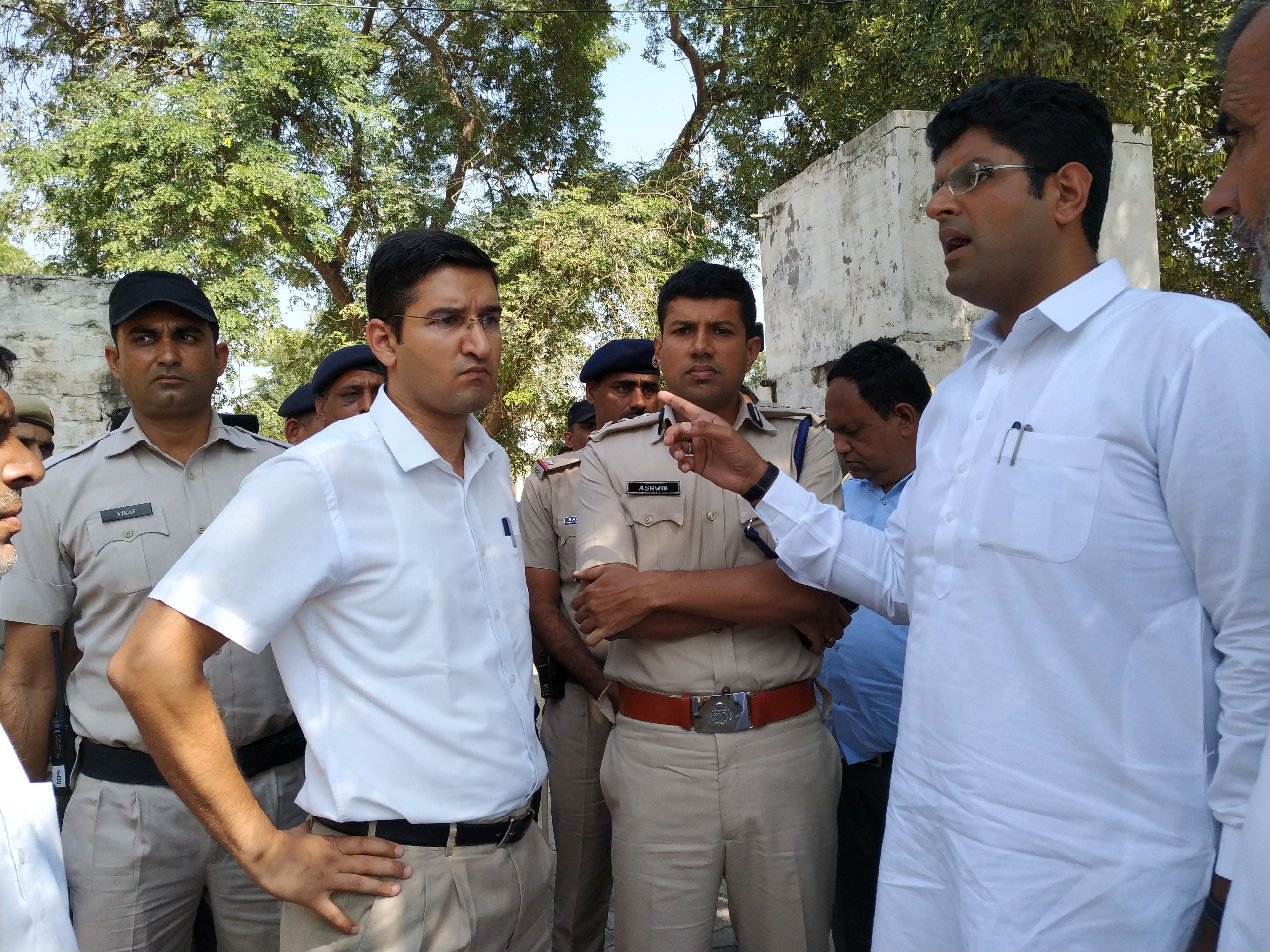  डूमरखां खुर्द गांव में हुए हंगामे के बाद डीसी डॉ. आदित्य दहिया व एसएसपी अश्विन शैणवी से बातचीत कर?