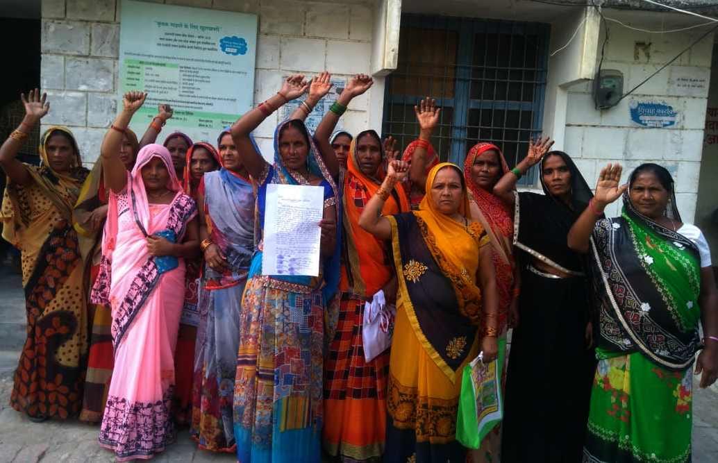 मार्टीनगंज तहसील पर अपनी मांगो को लेकर प्रदर्शन करती कालेपुर कठरवां की महिलाएं। मार्टीनगंज तहसील पर अपनी मांगो को लेकर प्रदर्शन करती कालेपुर कठरवां की महिलाएं।