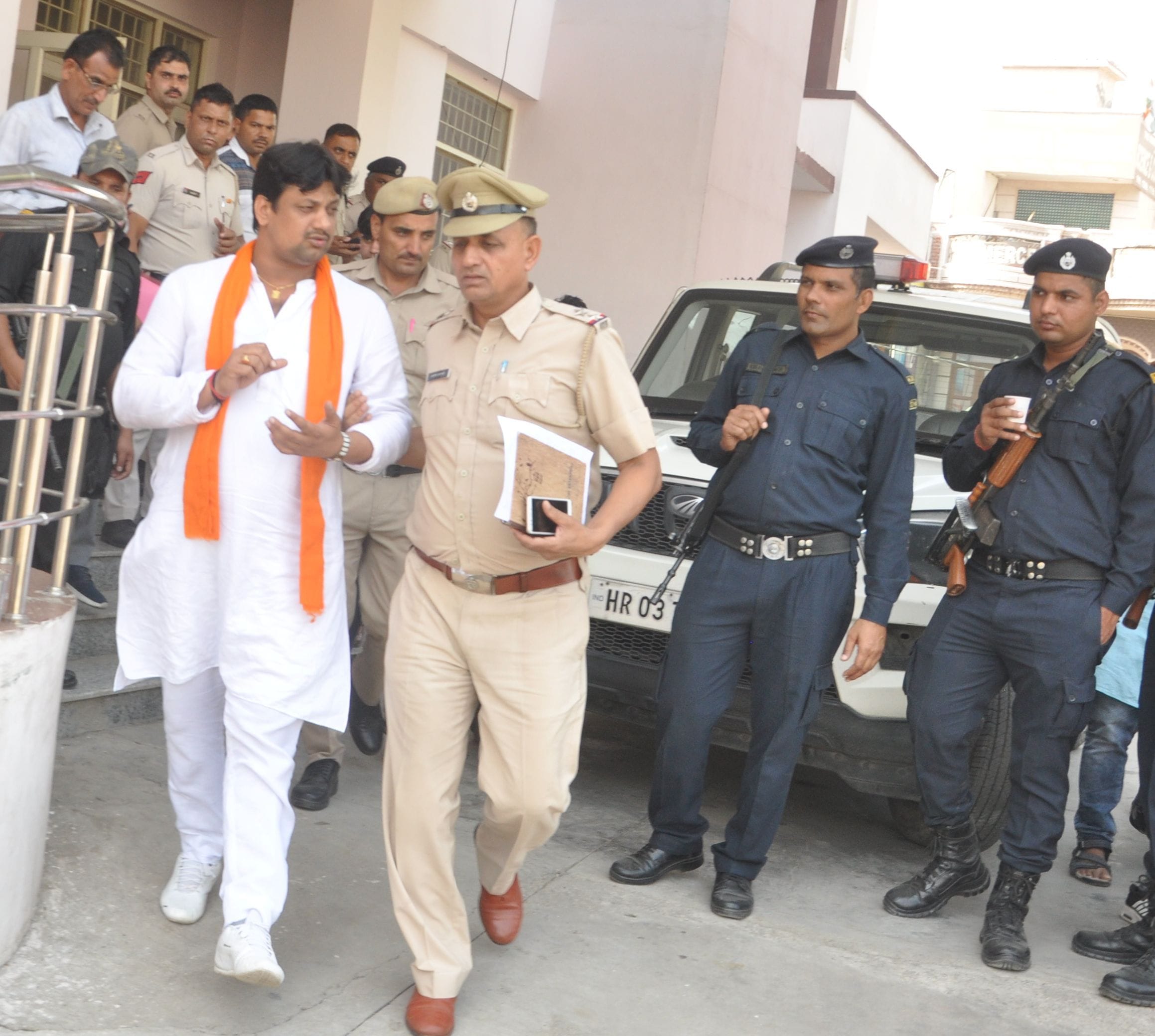 पप्न गुलिया को सब्जी मंडी थाने से सिटी थाने में ले जाते पुलिस कर्मी । पप्न गुलिया को सब्जी मंडी थाने से सिटी थाने में ले जाते पुलिस कर्मी ।