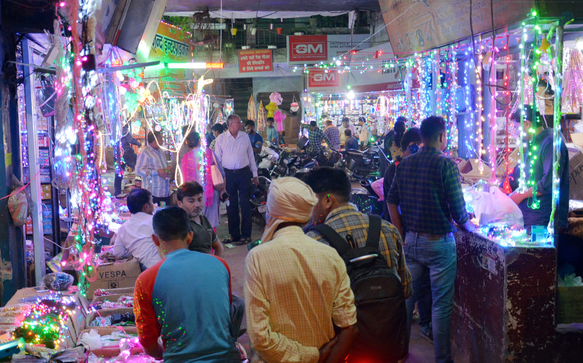 नगर में दीपावली पर झालरों से जगमगाता बाजार। नगर में दीपावली पर झालरों से जगमगाता बाजार।