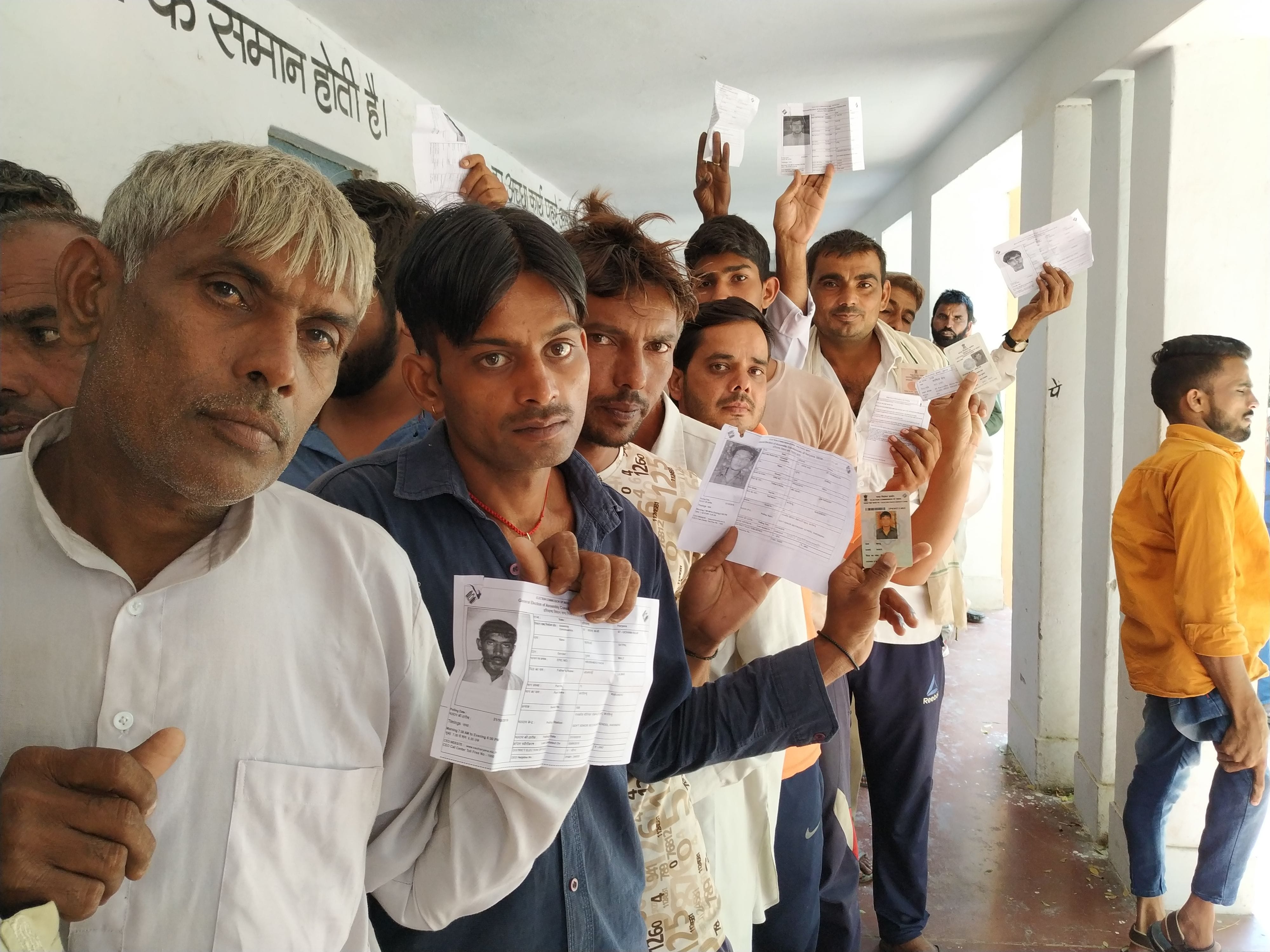 जींद के करसिंधु में मतदान के लिए लाइन में लगे लोग।