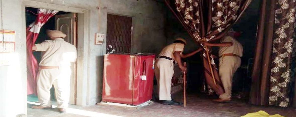 अबोहर के ढाणी विशेषरनाथ में बच्चे को ढूंढती पुलिस। अबोहर के ढाणी विशेषरनाथ में बच्चे को ढूंढती पुलिस।