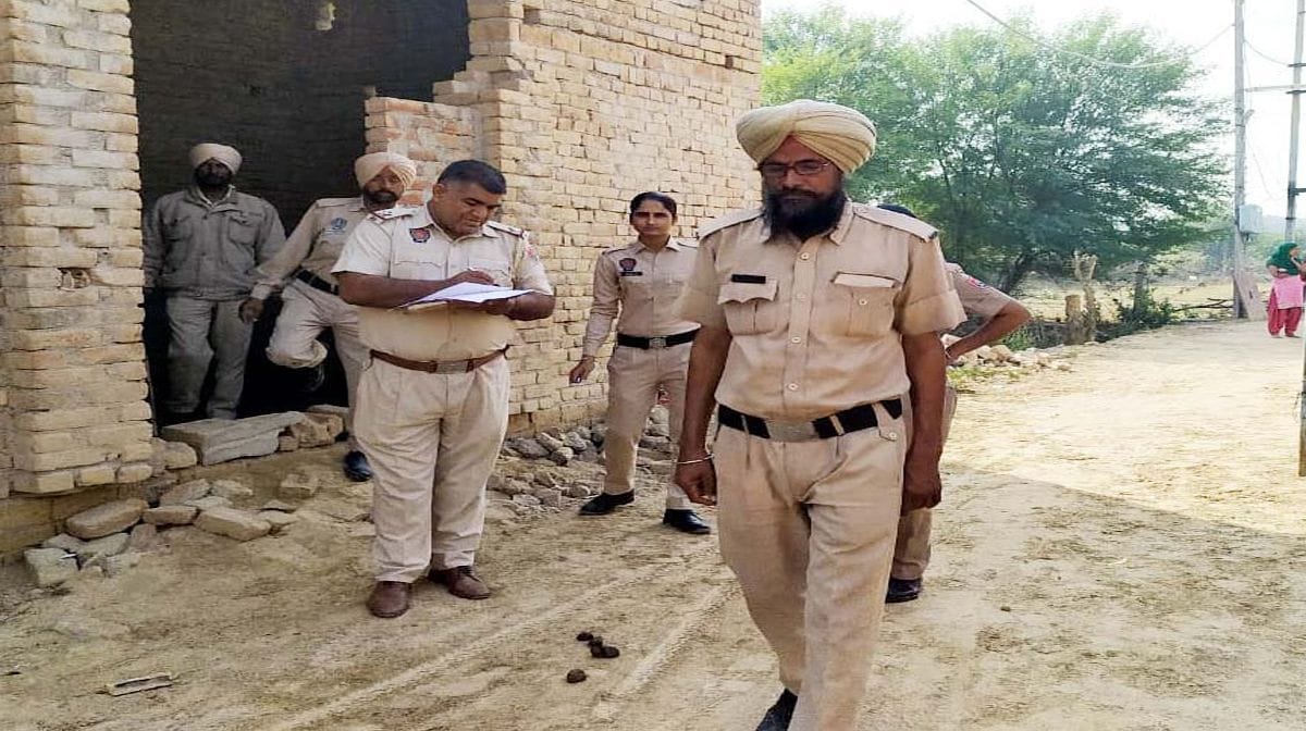 अबोहर के तिन्ना कालौनी में बच्चे को ढूंढती पुलिस। अबोहर के तिन्ना कालौनी में बच्चे को ढूंढती पुलिस।