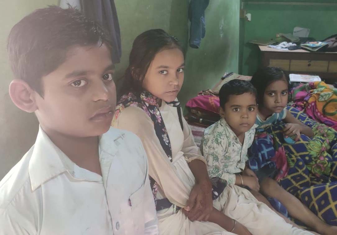 मानिकपुर के विष्णुनगर में एयरटैंक फटने से मरे राजेश के गमगीन मासूम बच्चे।